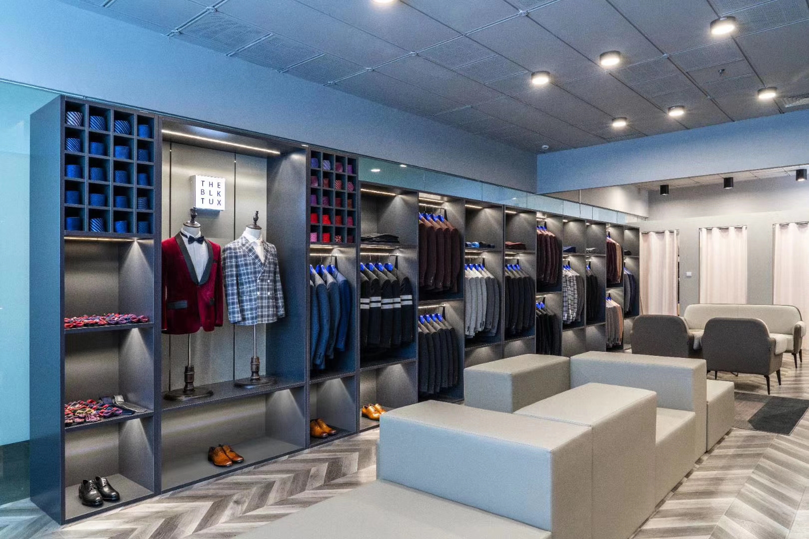 高级西服定制品牌专卖店的空间设计与展厅体验——以猪八服装服饰零售为例